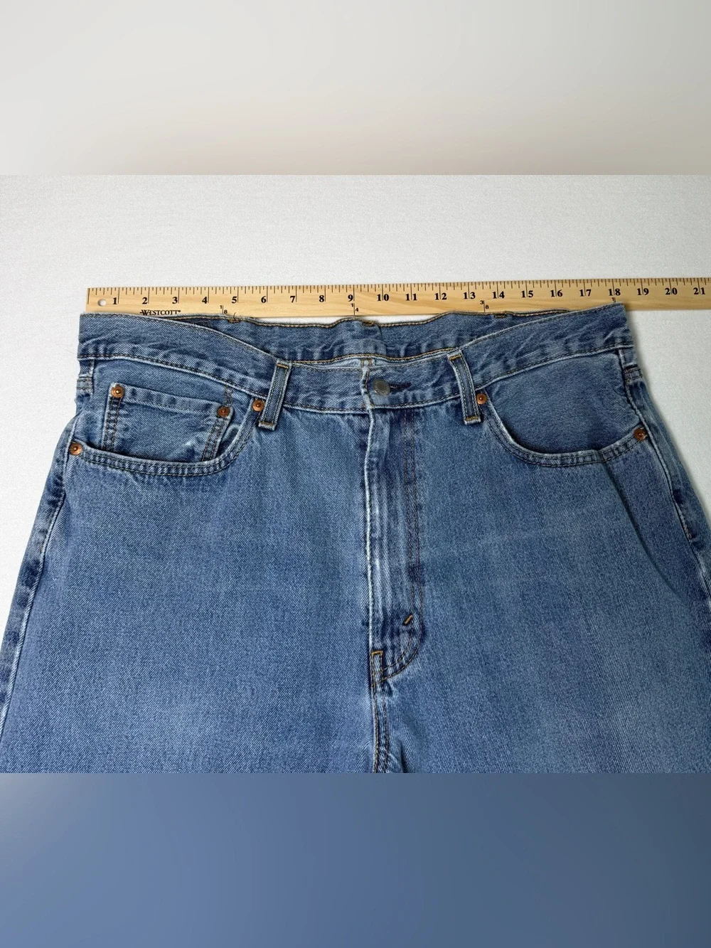 Levi's 550 Medium Wash Jeans, Actual Fit 36 X 31 READ DESCRIPTION